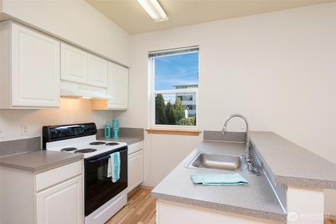 913 13th Avenue Seattle WA 98122