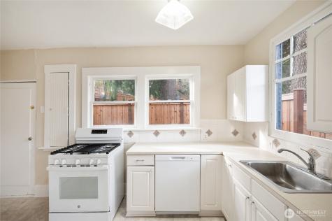 1425 Palm Avenue SW Seattle WA 98116