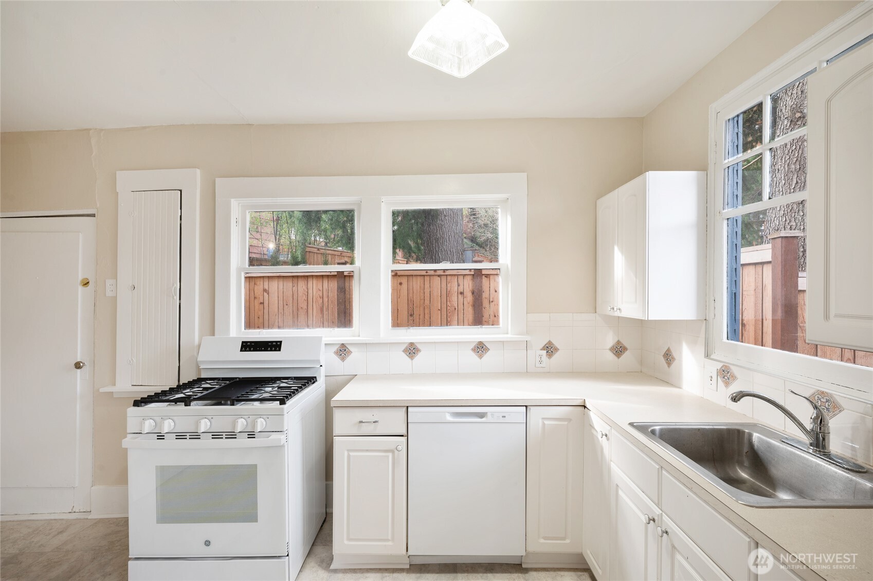 1425 Palm Avenue SW Seattle WA 98116