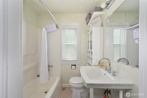 8716 Sand Point Way NE Seattle WA 98115