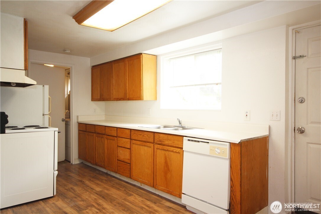 2413 SW Graham Street Seattle WA 98106
