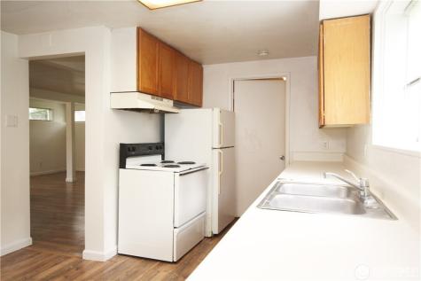2413 SW Graham Street Seattle WA 98106