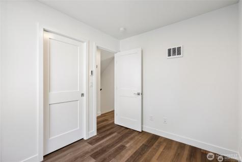 5257 Brooklyn Avenue NE Seattle WA 98105