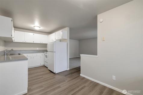 219 5th Avenue NE Puyallup WA 98372
