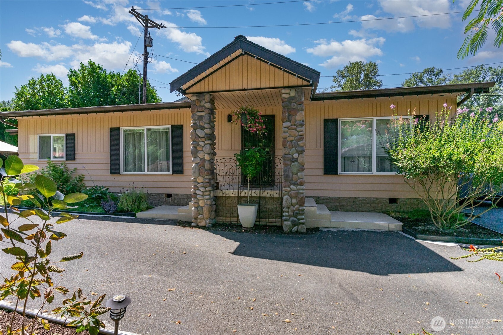 2726 Pioneer Way E Tacoma WA 98404