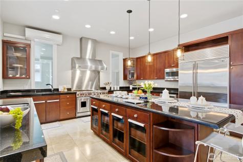 2 Crescent Key SE Bellevue WA 98006