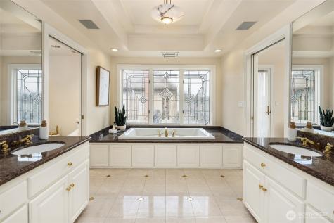 8496 NE Woodland Cove Drive Kirkland WA 98034
