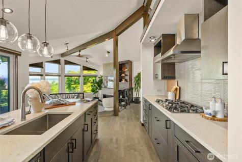 10847 Bill Point Bluff NE Bainbridge Island WA 98110