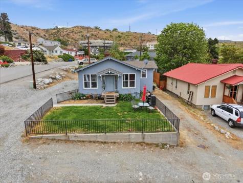 608 N Bradley Street Chelan WA 98816