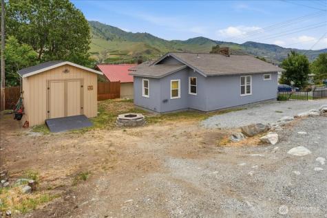 608 N Bradley Street Chelan WA 98816