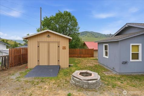608 N Bradley Street Chelan WA 98816