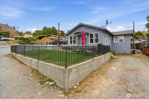 608 N Bradley Street Chelan WA 98816