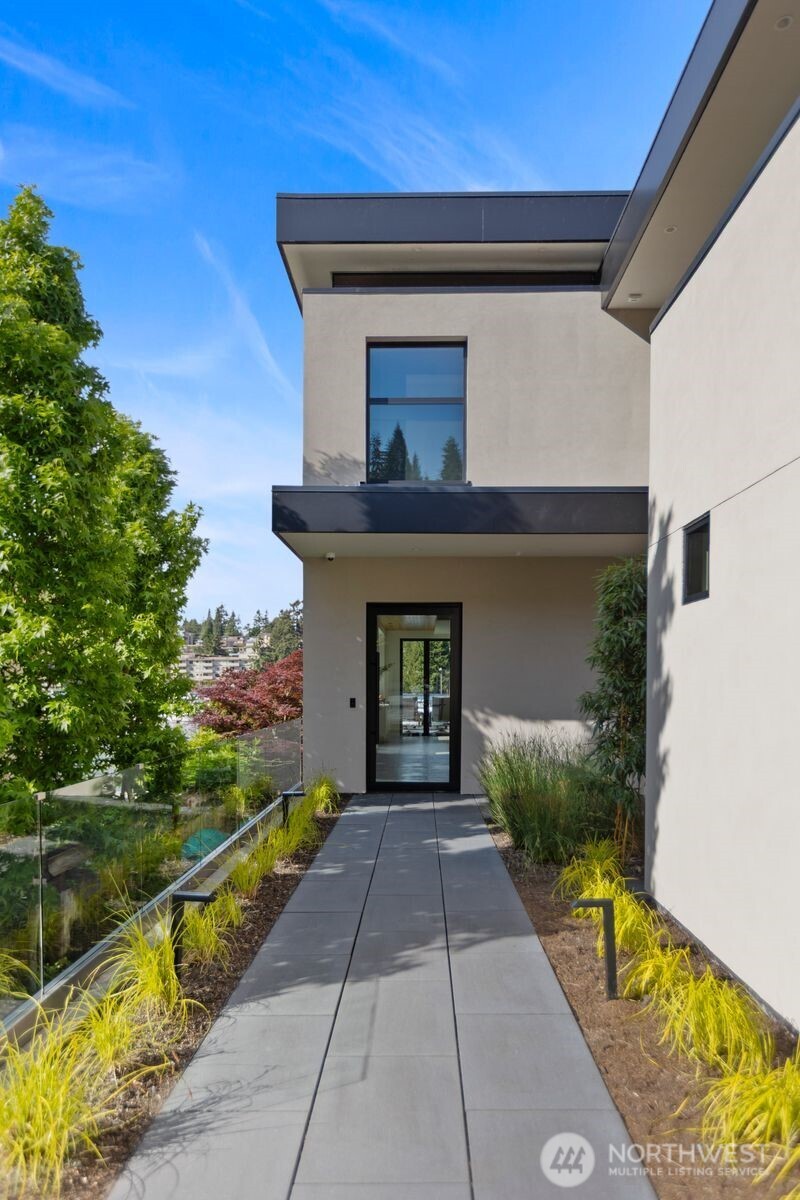 9810 SE Shoreland Drive Bellevue WA 98004