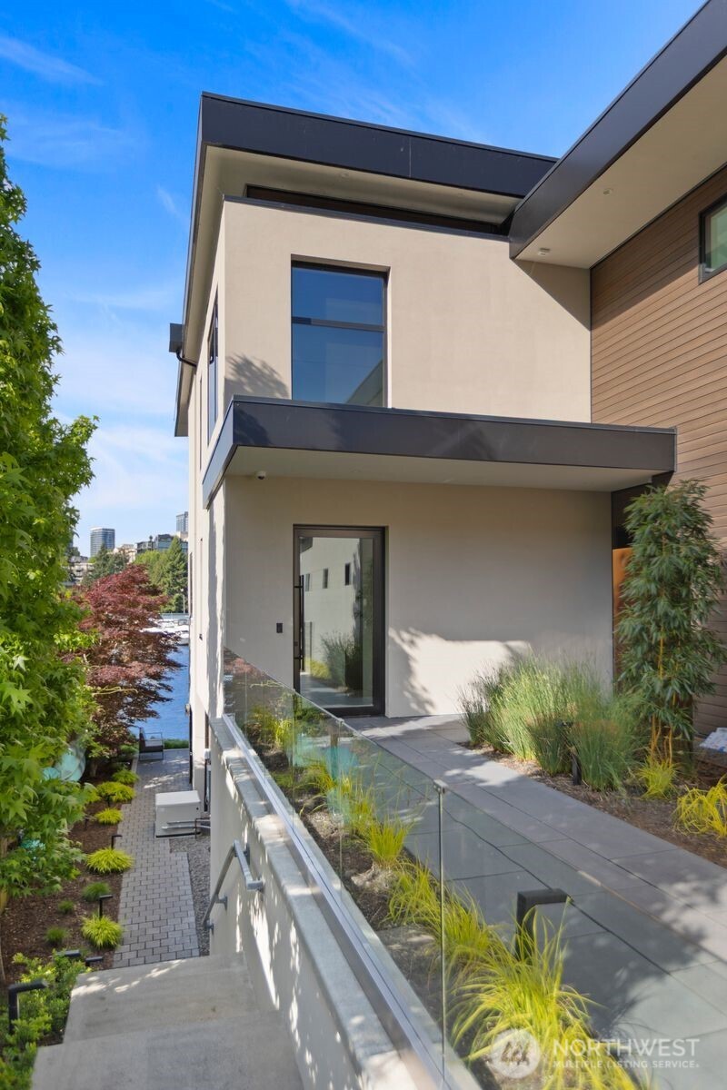 9810 SE Shoreland Drive Bellevue WA 98004