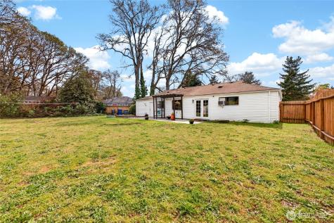 27 Crescent Circle SW Lakewood WA 98499