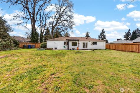27 Crescent Circle SW Lakewood WA 98499