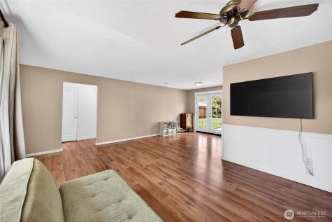 27 Crescent Circle SW Lakewood WA 98499