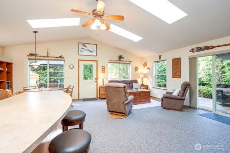 44 Everett Way Hat Island WA 98206