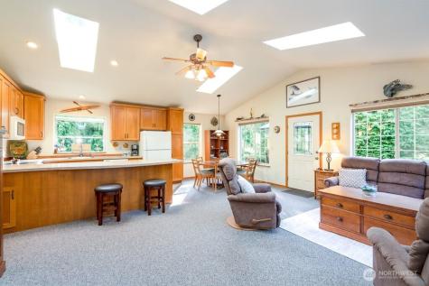 44 Everett Way Hat Island WA 98206