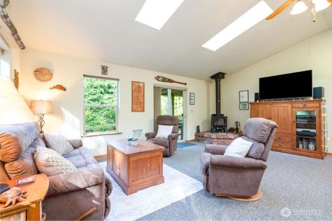 44 Everett Way Hat Island WA 98206