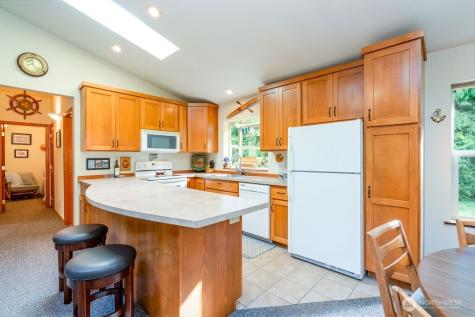 44 Everett Way Hat Island WA 98206