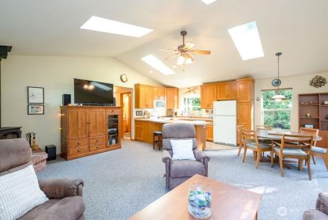 44 Everett Way Hat Island WA 98206