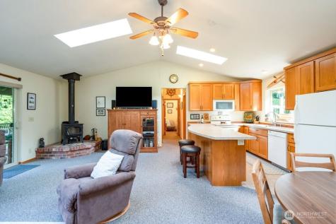 44 Everett Way Hat Island WA 98206