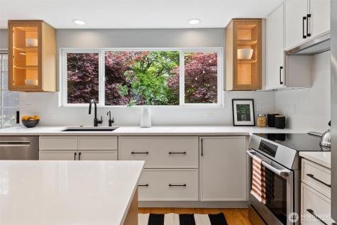 9226 Matthews Avenue NE Seattle WA 98115