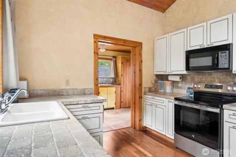 636 Water Street South Bend WA 98586