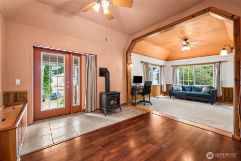 636 Water Street South Bend WA 98586
