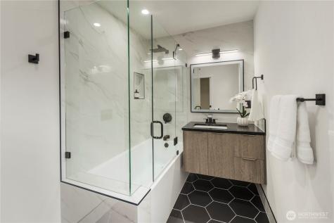 5520 Brooklyn Avenue NE Seattle WA 98105