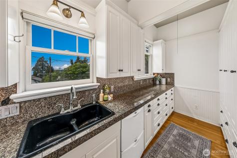 1225 9th Avenue W Seattle WA 98119