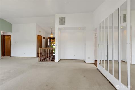 2004 7th Street SW Puyallup WA 98371