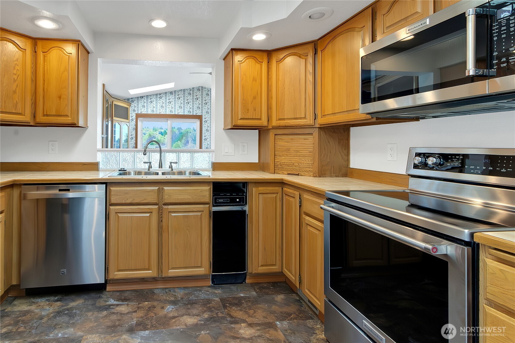 2004 7th Street SW Puyallup WA 98371