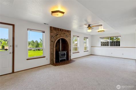 2004 7th Street SW Puyallup WA 98371