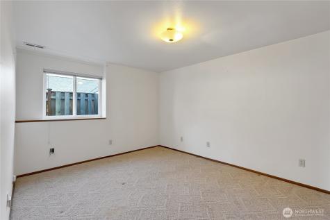 2004 7th Street SW Puyallup WA 98371