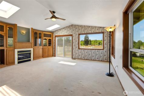 2004 7th Street SW Puyallup WA 98371