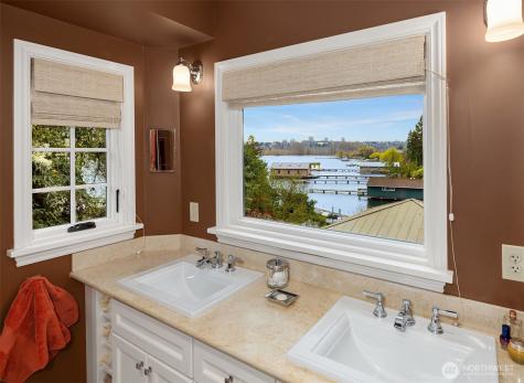 3333 43rd Avenue NE Seattle WA 98105