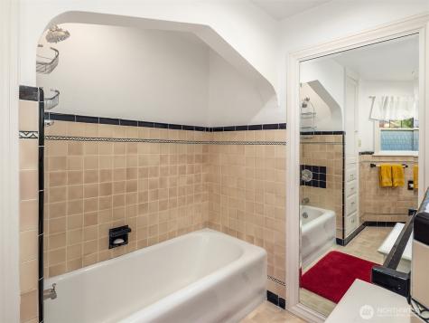 3333 43rd Avenue NE Seattle WA 98105