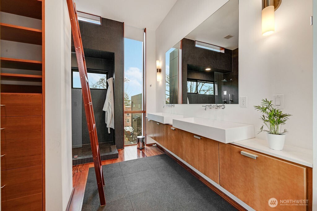 209 12th Avenue E Seattle WA 98102