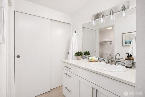 9820 NE Beach Crest Drive Bainbridge Island WA 98110