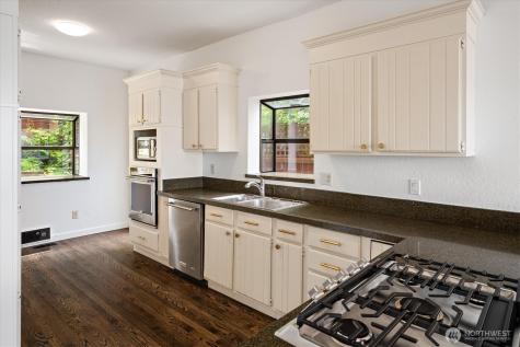 2364 Hobart Avenue SW Seattle WA 98116