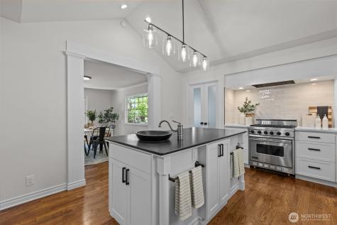 4181 42nd Avenue NE Seattle WA 98105