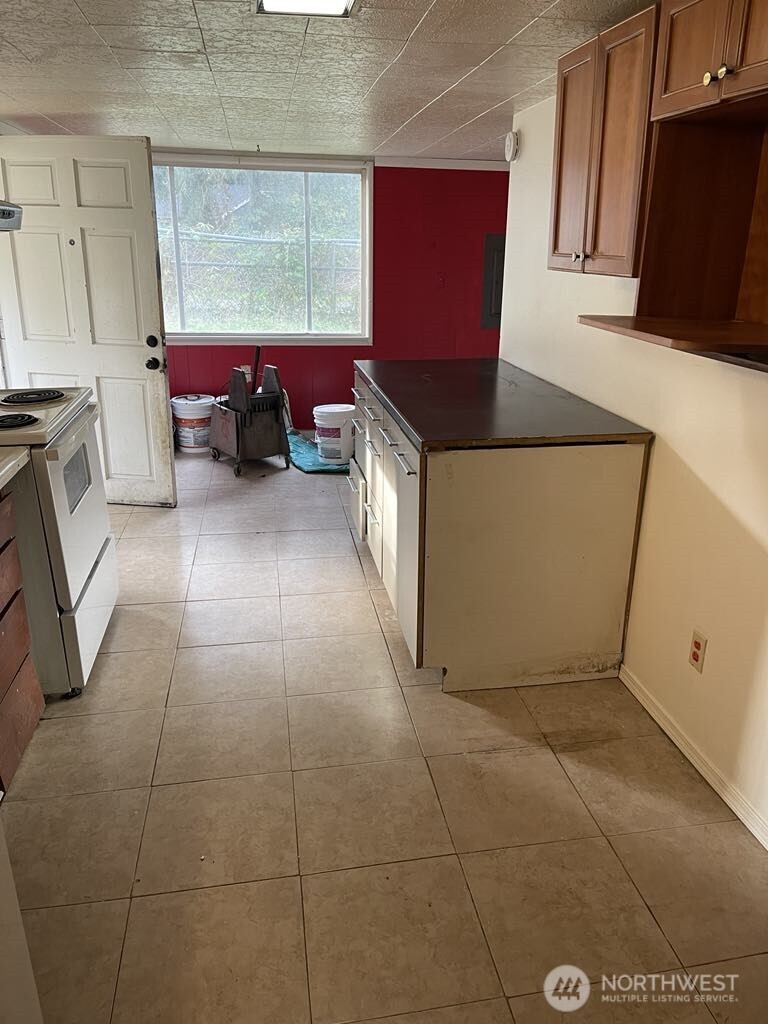 27 SW 102 Street Seattle WA 98146