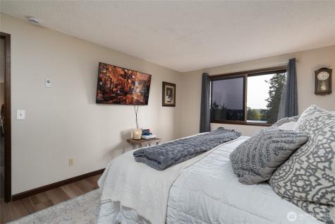 1594 Douglas Street Oak Harbor WA 98277