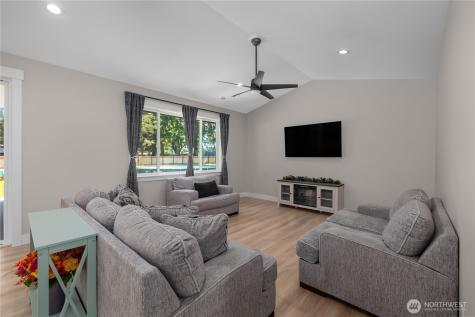17 Ellen Lane Elma WA 98541