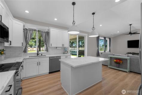 17 Ellen Lane Elma WA 98541
