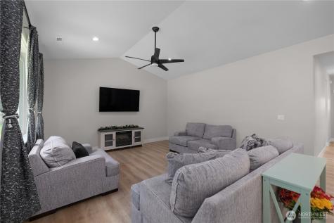 17 Ellen Lane Elma WA 98541