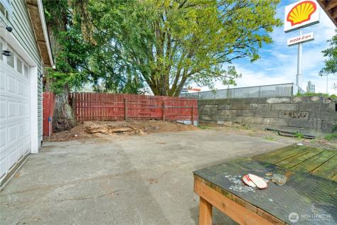 320 S 4th Street Elma WA 98541