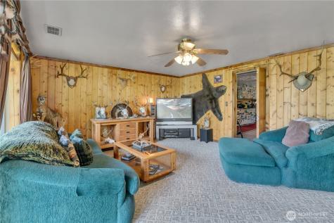 1243 25th Street SE Puyallup WA 98372